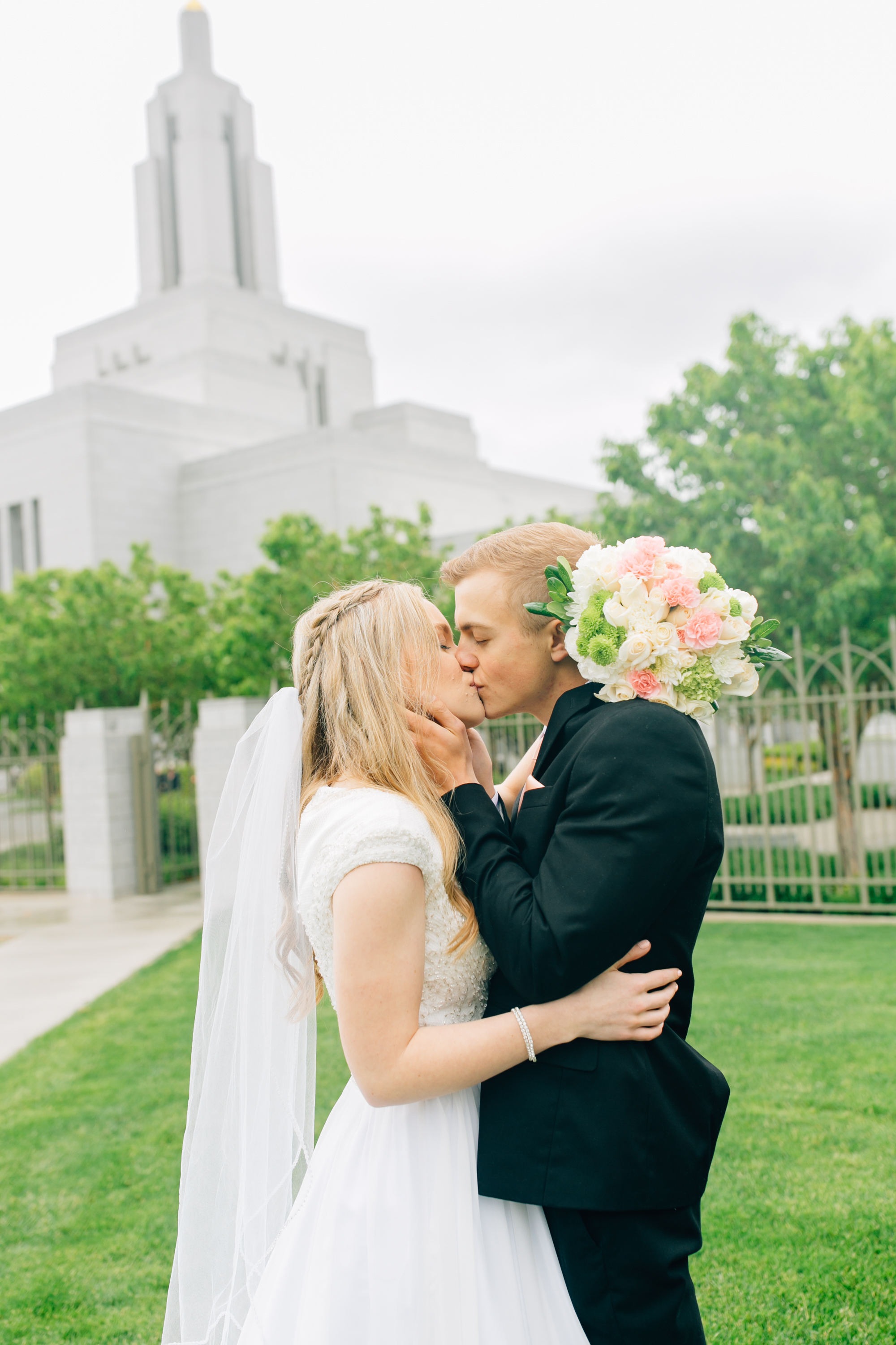 Draper Temple Wedding | Rainy Wedding | Utah Wedding Photographer