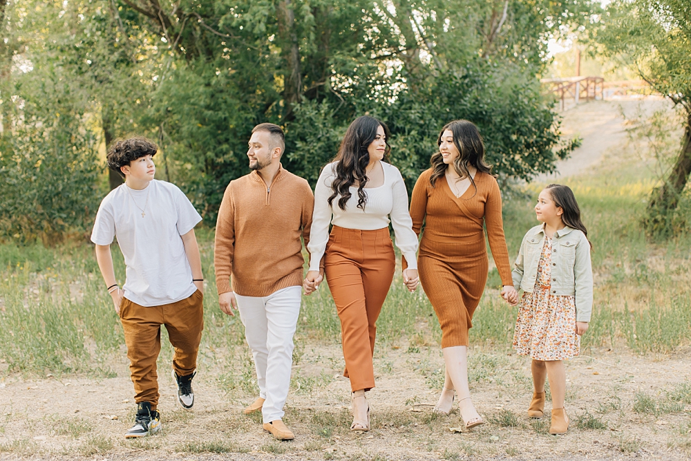 Extended Family Pictures in Utah | Wheeler Farm Pictures