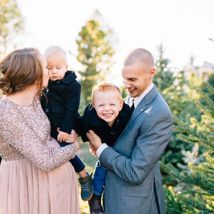 Apple Family | Christmas Maternity Session | Utah Photographer